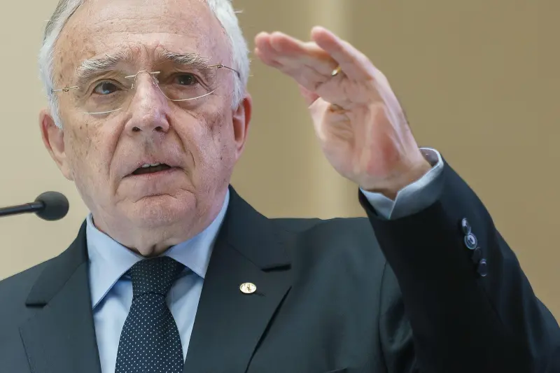 Mugur Isarescu in conferinta la sediul BNR